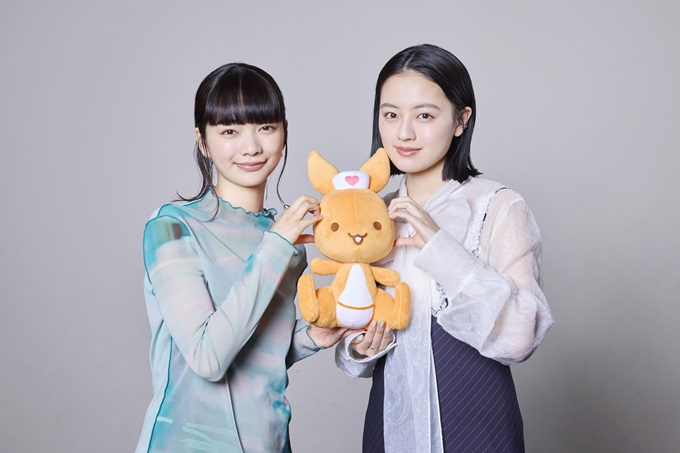 連続テレビ小説『風、薫る』に出演する見上愛さんと上坂樹里さん。かんごるーちゃんと一緒に。