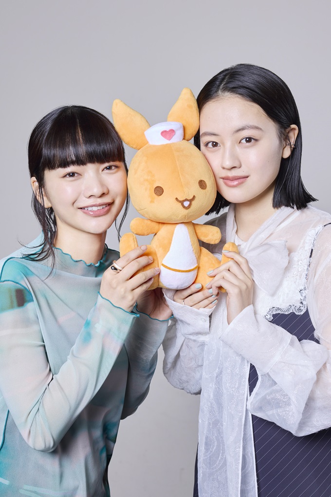 見上愛さん、上坂樹里さんインタビュー、メインビジュアル。かんごるーちゃんと一緒に。