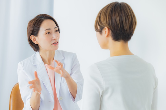 産婦人科で相談する女性のイメージ画像