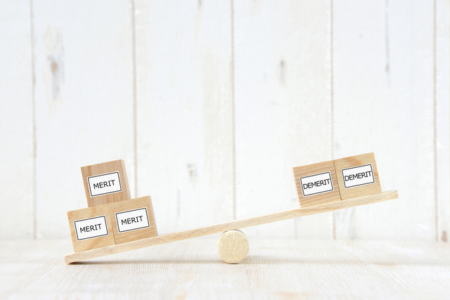 メリットとデメリットを天秤にかけるイメージ画像