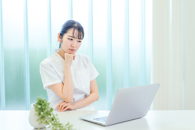 情報が正しいかを見極める看護師のイメージ画像
