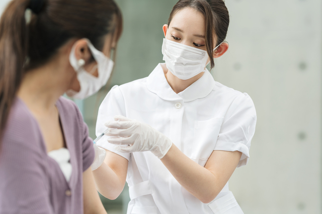 注射器を扱う看護師のイメージ画像