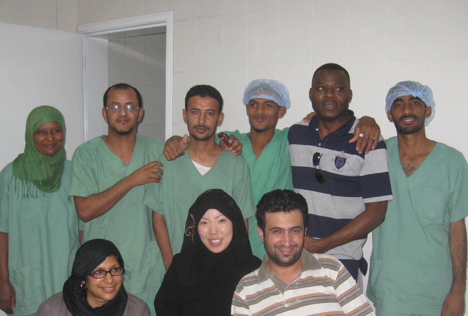 モハマド（前列左から2人目）を囲んでの集合写真。©MSF