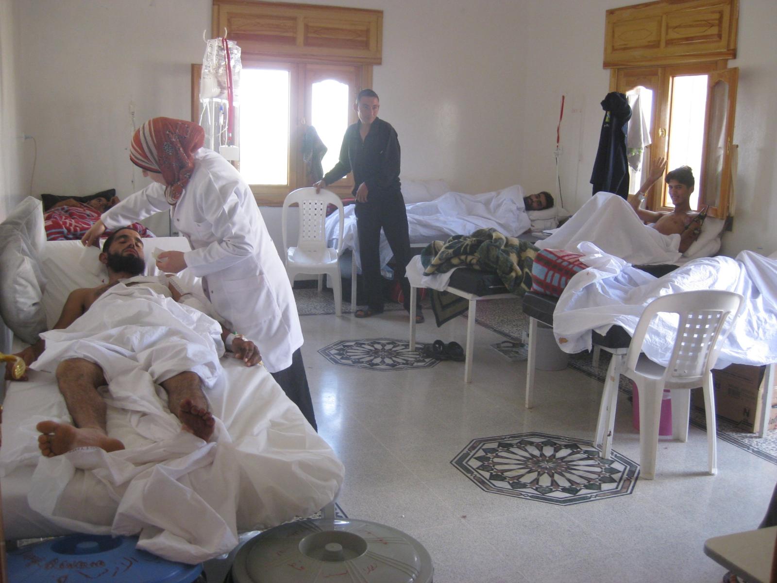 民家を病院として使っていた。写真は男性病棟。©MSF
