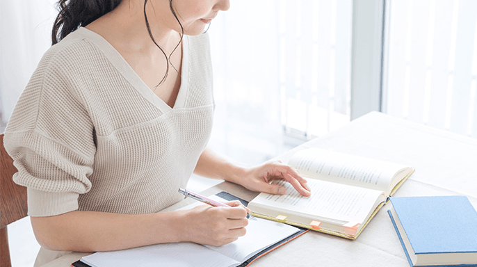 レポートを書く看護学生のイメージ画像