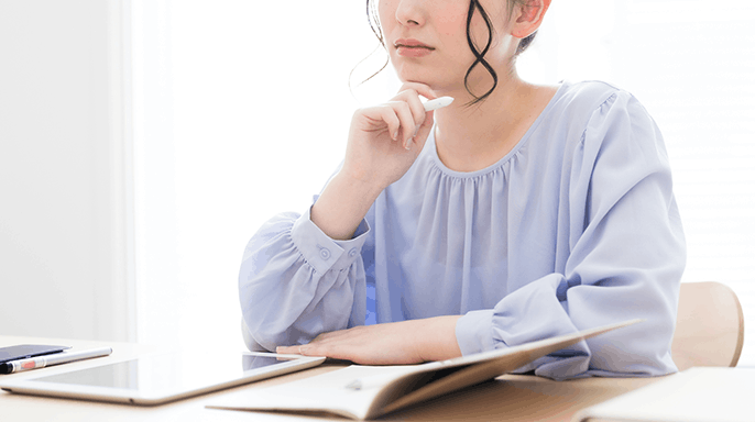 レポートを書く看護学生のイメージ画像