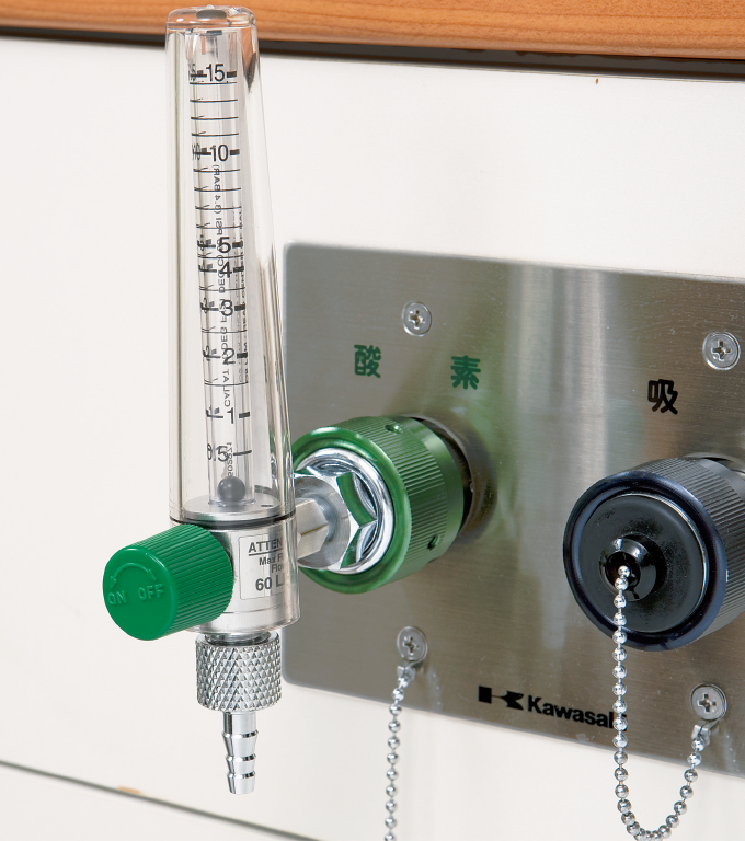 酸素の差込口を確認しつまみを回しながら差し込む
