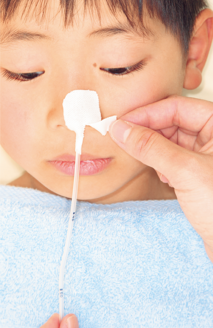 固定用テープを鼻に貼る