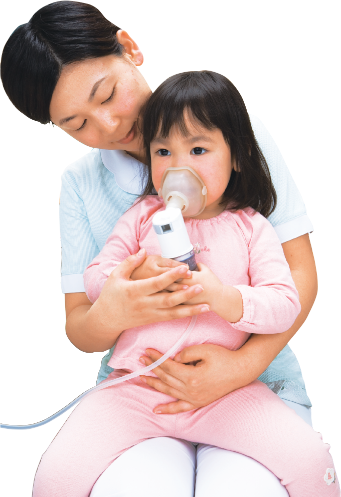 介助者は患児の腹部に手を当てる