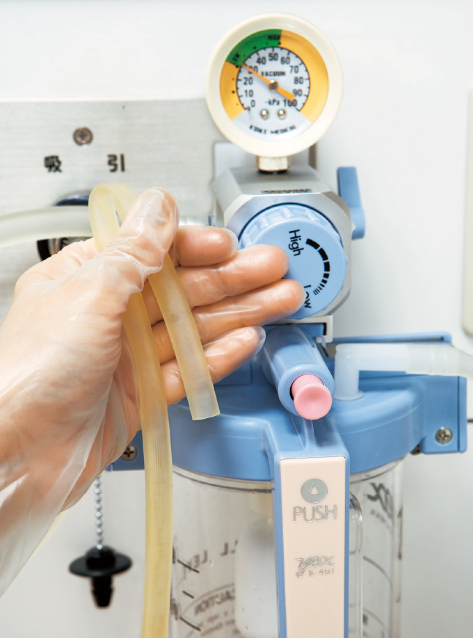 吸引器をONにして指定の圧力を確認する