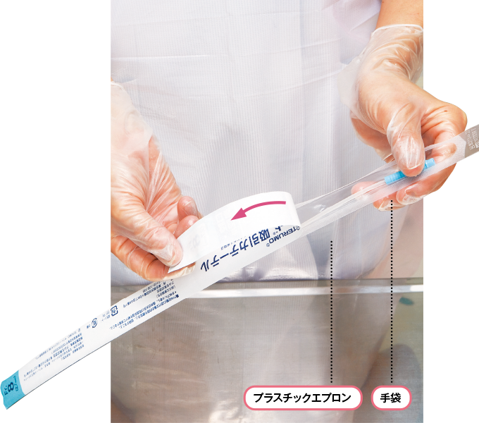 吸引カテーテルを開封する