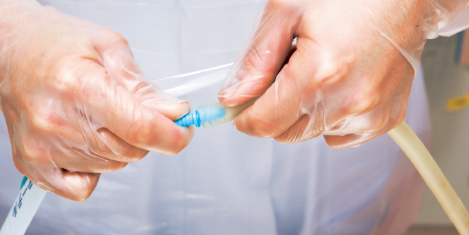 吸引器のチューブと吸引カテーテルを接続する