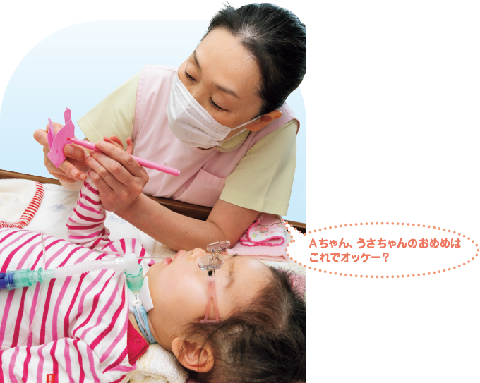 ウサギの折り紙を一緒に作る