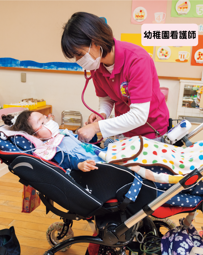 幼稚園の看護師が状態を観察する