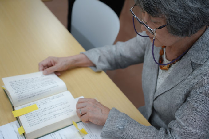 大関和さんの資料とナイチンゲール看護学校のカリキュラムについて話す金井一薫先生
