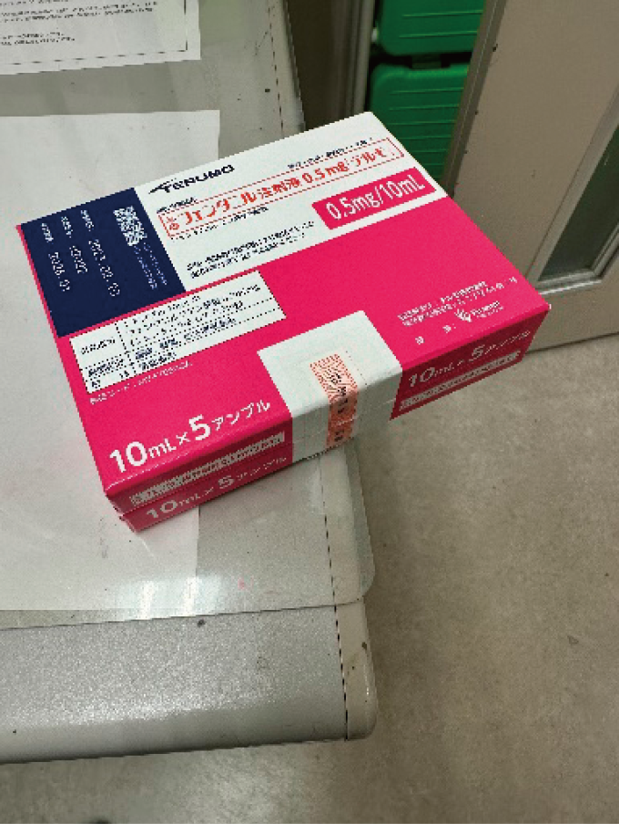 アンプルが入っている箱を台の端の不安定な部分に置いた状態を表した図