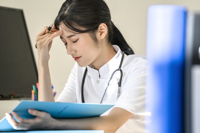 人手不足に悩む看護師のイメージ画像