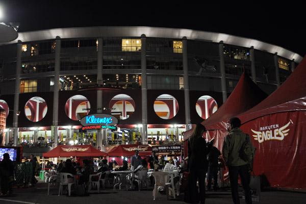 プレイボールまで時間があるにも関わらず、この賑わい