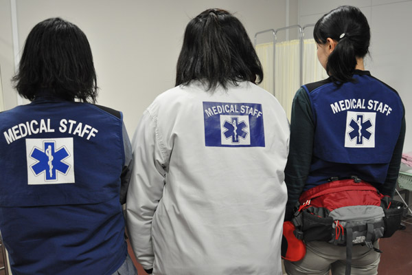 ジャケットの背中にはメディカルスタッフのマーク。青が夏服、白が冬服だそうです