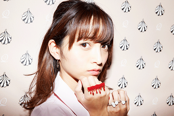 Q-pot.の指輪とピアスを着用している写真