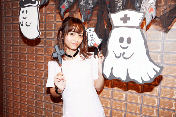 Q-pot CAFE.でポーズをとっている写真