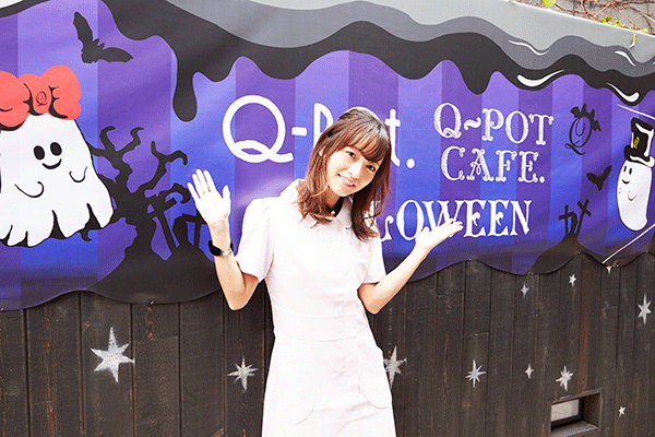 Q-pot cafe.の前にいる写真