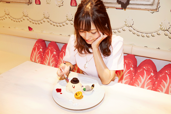 ケーキにソースをかけている写真