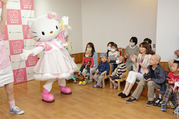 蛯原英里さん、看護の日PR大使に就任。ハローキティと小児病棟を訪問 蛯原英里さん、看護の日PR大使に就任。ハローキティと小児病棟を訪問|看護師専用Webマガジン【ステキナース研究所】