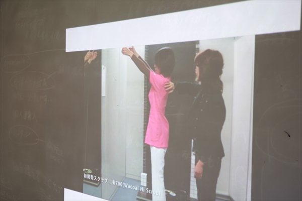 今までにないナース服をつくる。フォーク×ワコール「HIコレクション」開発秘話3｜看護師専用Webマガジン【ステキナース研究所】