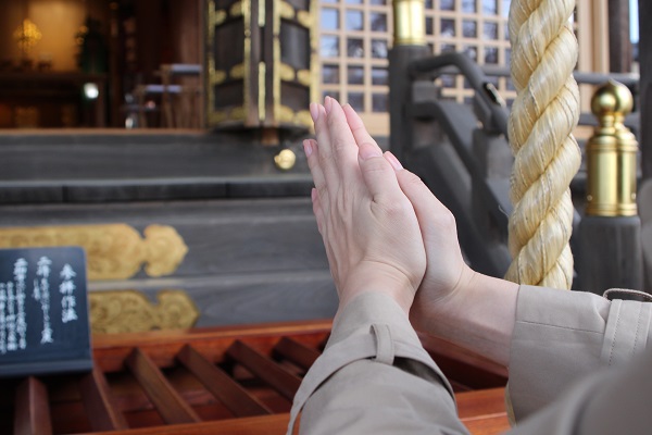 初詣はこれで完璧！いまさら聞けない神社参拝マナー5｜看護師専用Webマガジン【ステキナース研究所】