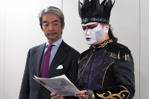 宣言を読み上げるデーモン閣下さん