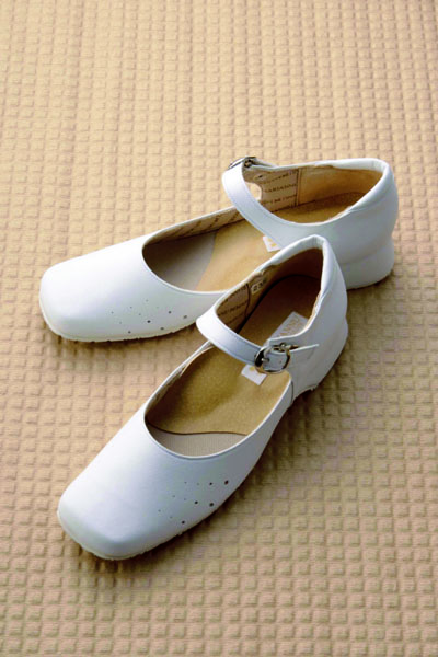 エンジェルプルーム 足元のお悩みを解決! ナースシューズ選びのコツ